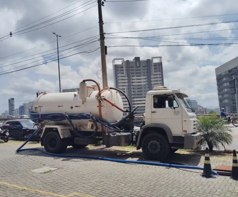 Limpeza e esvaziamento de fossa séptica